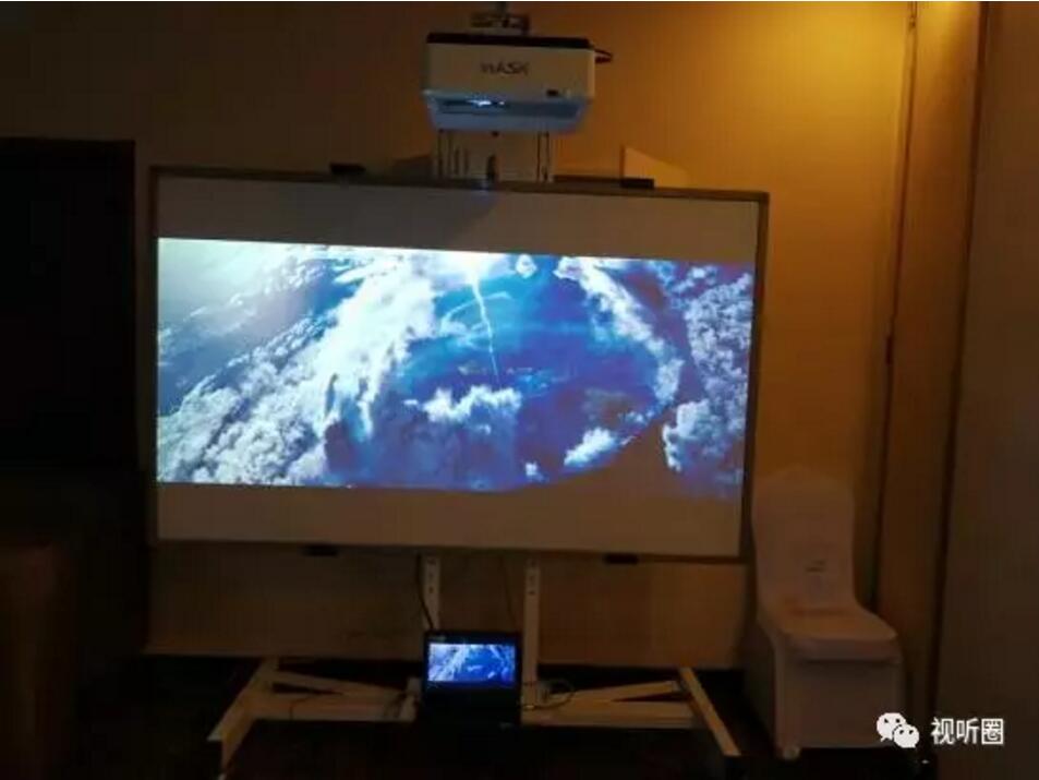 這是因?yàn)樯? 今天京城上百家投影代理商冒大雨參加一場(chǎng)渠道發(fā)布會(huì) 這是因?yàn)樯? 今天京城上百家投影代理商冒大雨參加一場(chǎng)渠道發(fā)布會(huì)