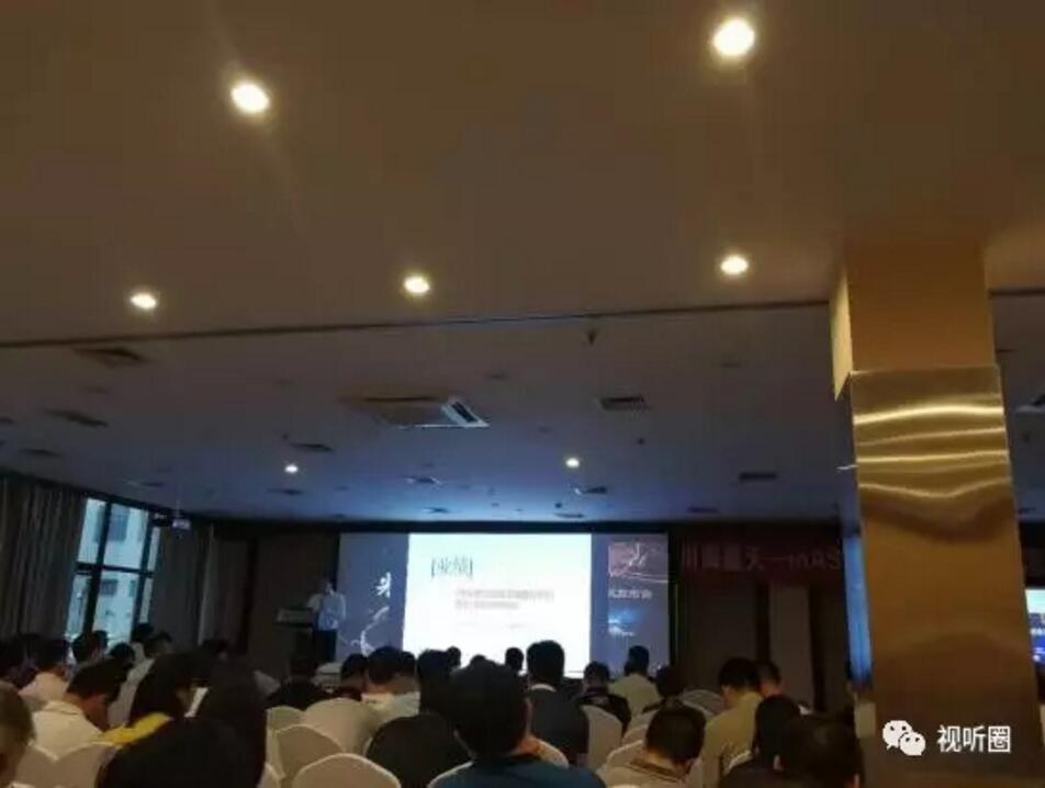 這是因?yàn)樯? 今天京城上百家投影代理商冒大雨參加一場(chǎng)渠道發(fā)布會(huì) 這是因?yàn)樯? 今天京城上百家投影代理商冒大雨參加一場(chǎng)渠道發(fā)布會(huì)